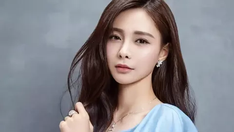 临沂女孩摆摊还债补办婚礼