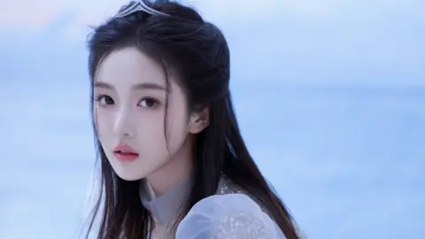 男子踹管理员自己骨折